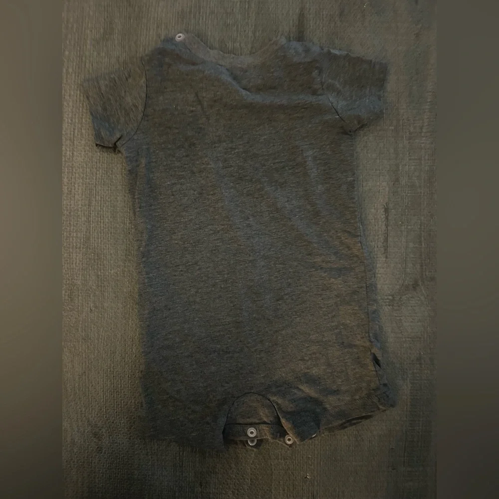 Jordan baby Gray Short Sleeve top. Size 0-6M